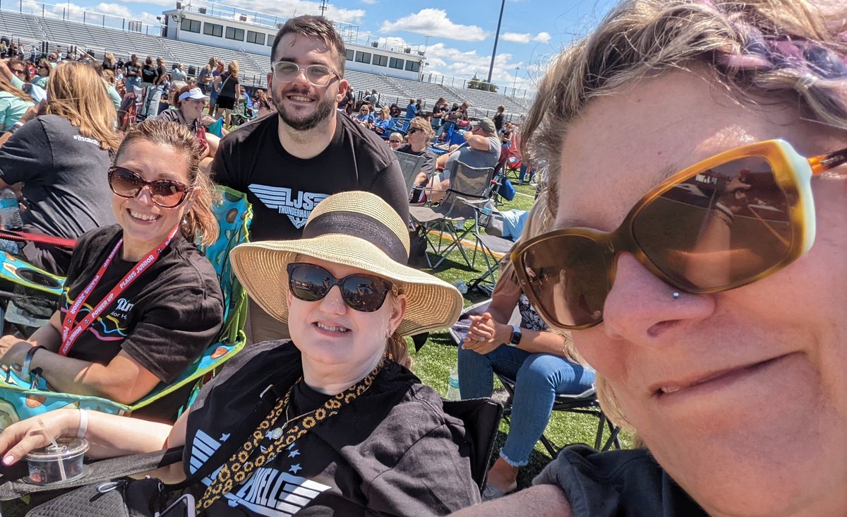 LRjschoirteach's tweet photo. Soaking up the Sun at Lakota Convocation! #LAKOTAJUNIORHIGHCHOIRS
@LakotaRidgeJR @HopewellJunior
@LakotaDistrict #wearelakota https://t.co/NcazGBjmi2