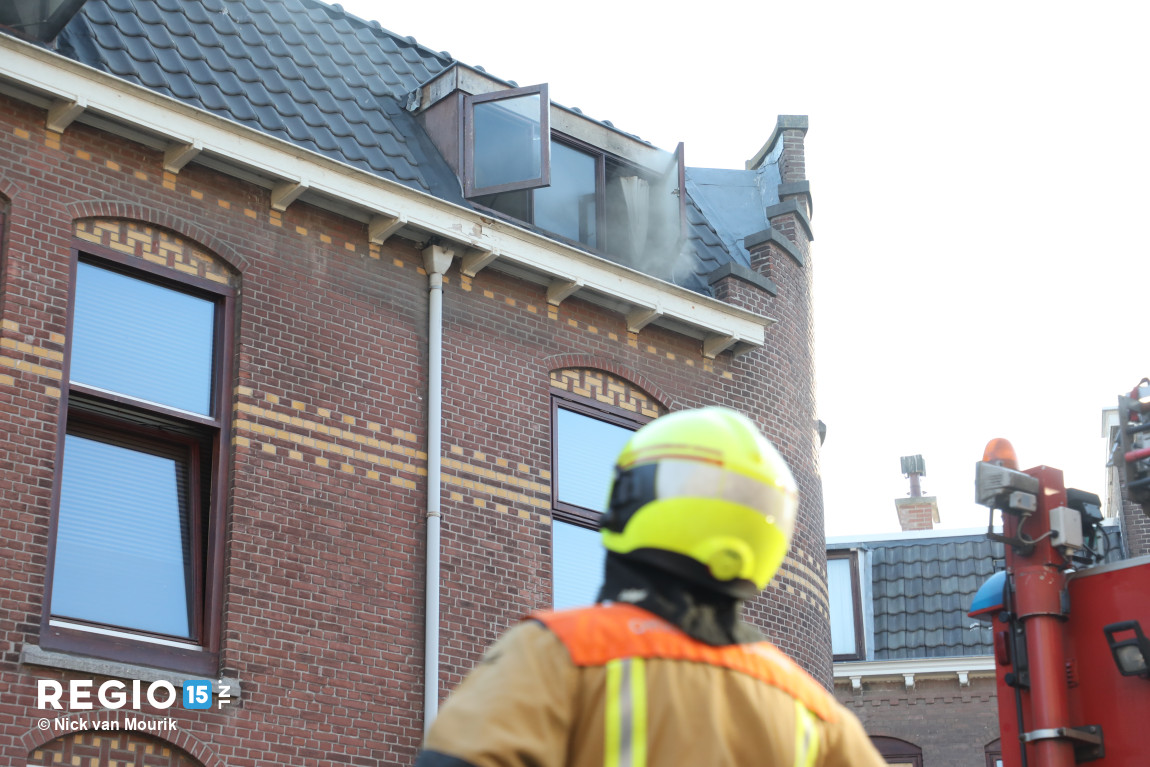 regio15's tweet photo. Een rookmelder kan levens redden. De bewoner werd gealarmeerd door zijn rookmelder dat er brand in de slaapkamer was. #Douzastraat #DenHaag https://t.co/cgBBD2S18X https://t.co/lmT0MLzhJy