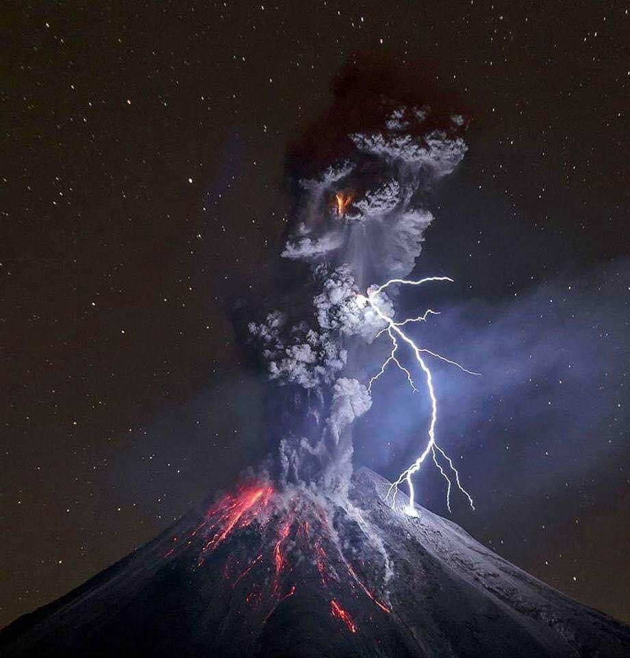 EnsedeCiencia's tweet photo. Durante 14 años, el fotógrafo Sergio Tapiro capturó espectaculares imágenes del volcán Colima, hasta que por fin un día hizo erupción y obtuvo esta maravillosa imagen. https://t.co/kvdnCS7f9m