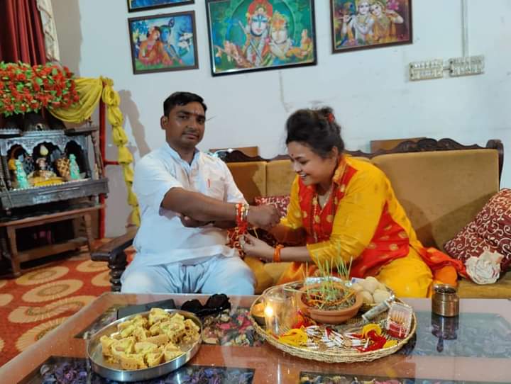 Pooja_shakun's tweet image. लम्हों मे कैद यह प्यारे से रिश्ते
 कितने सच्चे हैं यह धागे के रिश्ते
दौलत और बंदूक भी जिसके आगे कमजोर हैं
 ऐसे मजबूत हैं यह धागे के रिश्ते.

मेरे सभी सनातनीयों को रक्षाबंधन की हार्दिक शुभकामनाएं एवं बधाई 

@myogiadityanath 
@DVHeggade_Fans 
@Sadhvi_prachi 
@AjeetBhartii 
@SriSri