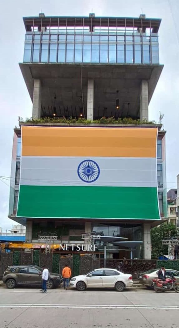 DrJmzala's tweet image. On the 12th of August, the Netsurf family united at their Baner office headquarters when a huge 120 feet by 40 feet sized flag was wrapped around the office building structure. It is currently the largest Indian flag in the entire state of Maharashtra.
1/2
#Netsurf