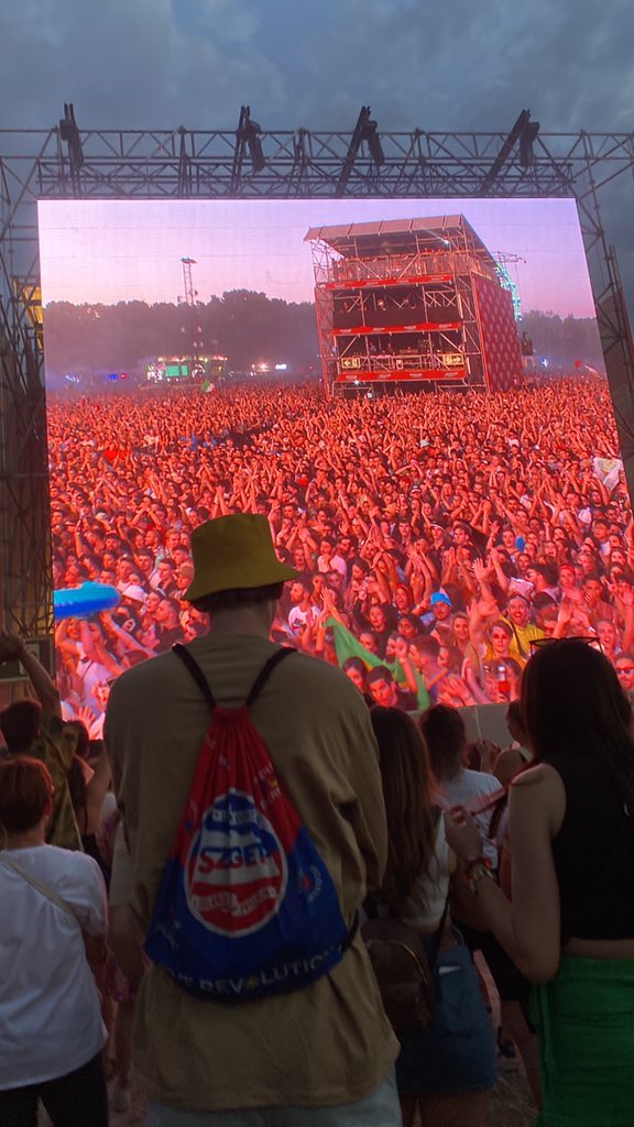 JustinsTourNews's tweet photo. Tonight’s crowd is huge! We are getting close to show time! 🫶🏼
#JusticeTourBudapest #SZIGET2022

📸: @2MuchBiebss https://t.co/8scO10i4oB