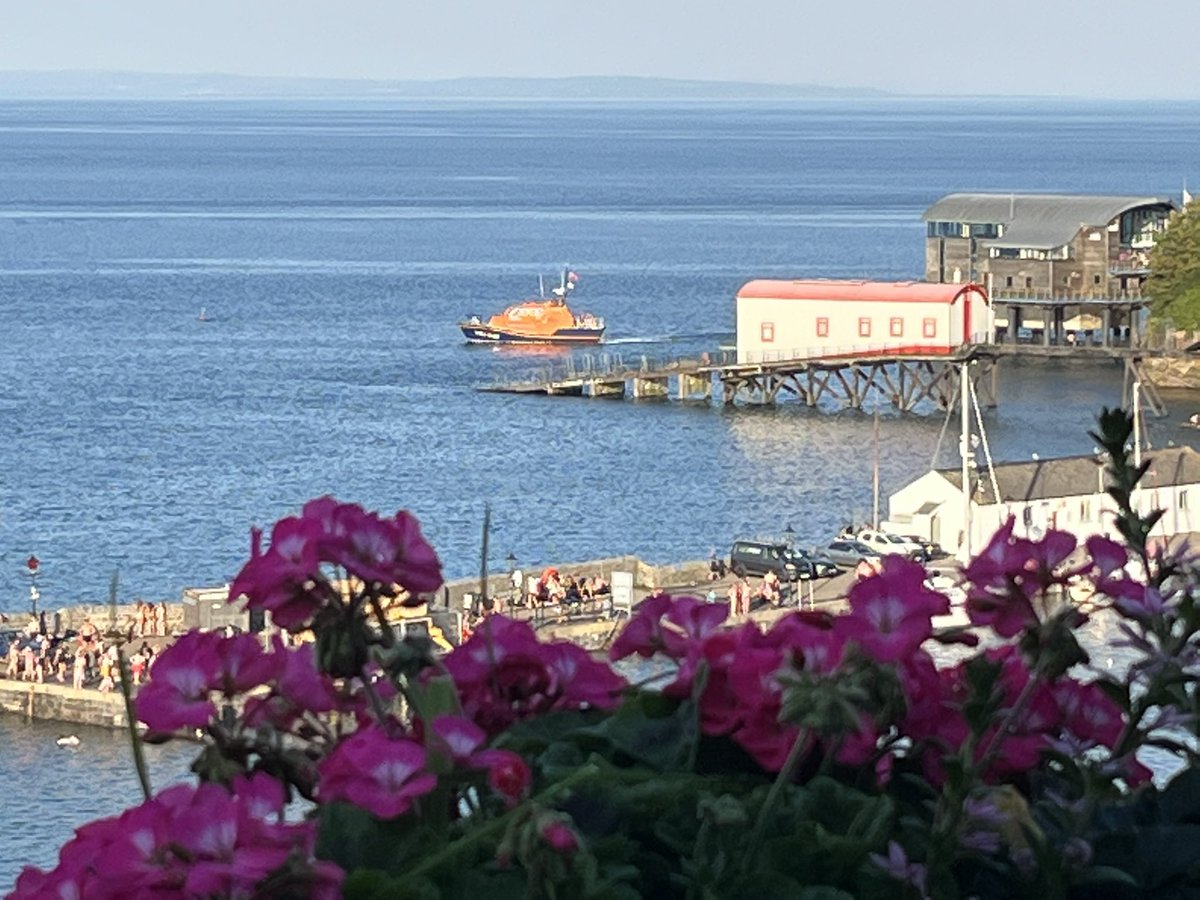Just watched <a href="/TenbyRNLI/">TenbyRNLI</a> go out &amp; come back. Shout out to all the amazing volunteers #savinglivesatsea