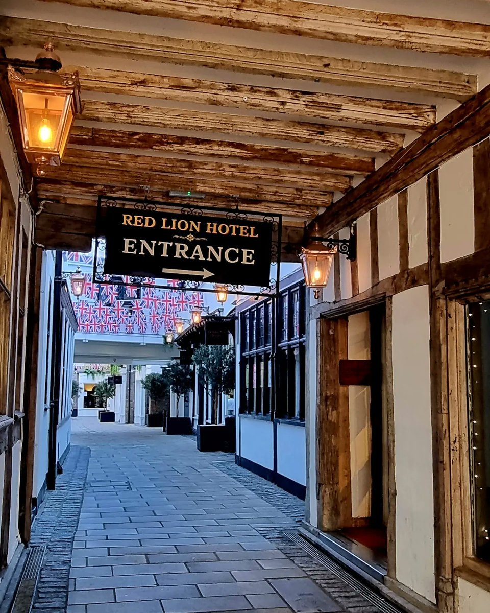 Karen_acts's tweet photo. A night or two in a haunted coaching inn? Oh go on then.🖤💫 #oldeways #channelling #localfolklore #spiritenergy https://t.co/R7rGnv2msv