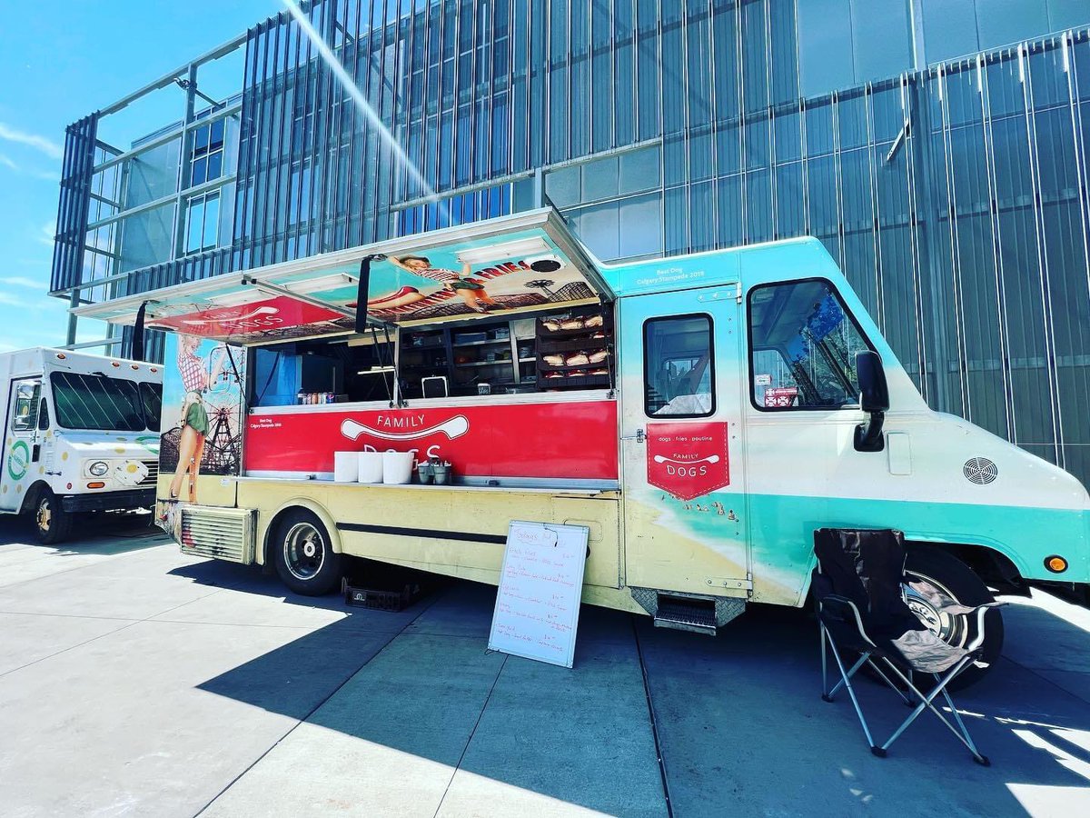 TELUS_Spark's tweet photo. 🐾 Dog Days of Summer are in full swing at Spark! Come check out @MySuperDogs and enjoy @yycfoodtrucks for some 🌭@family dogs and 🍋 @familysqueezed #freezeyourmind #yycthingstodo #dogs #dogsoftwitter #hotdog #foodie #telusspark #flintherobodog https://t.co/9aXmGqIktp
