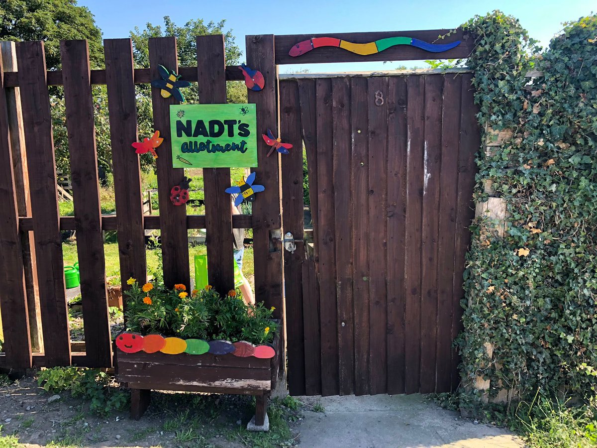 What do you think? finish off national allotment week by giving our fence a bit of colour thankyou to the young people who contributed 👏👏👏#nadtyouth #NationalAllotmentsWeek