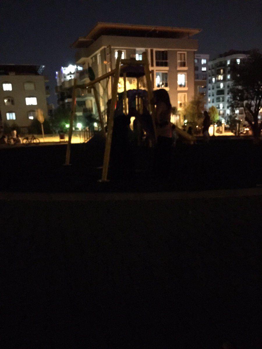 Sayın <a href="/BucaBld/">Buca Belediyesi</a> <a href="/bucaerhankilic/">Erhan Kılıç</a> resimde aydınlatma olmadığı için görülmeyen yer İzmir BUCA M.Kemal Mah. 694/47 sokak ile 694/48 sokağın kesiştiği yerde ki Gediz parkı. Nufüs ve çocuk yoğunluğu çok fazla olan bu bölgede neden aydınlatma olmadığını öğrenebilir miyiz acaba ?