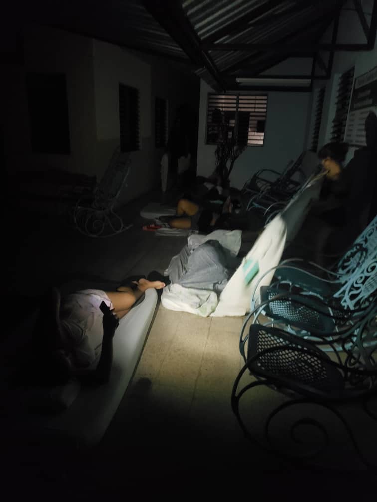Mi_Cuba_Libre's tweet photo. Embarazadas en Hogar Materno de #Camaguey duermen fuera de los dormitorios debido a los cortes de electricidad y el calor.

#CubaEstadoFallido ... https://t.co/MlzfZcwd4L