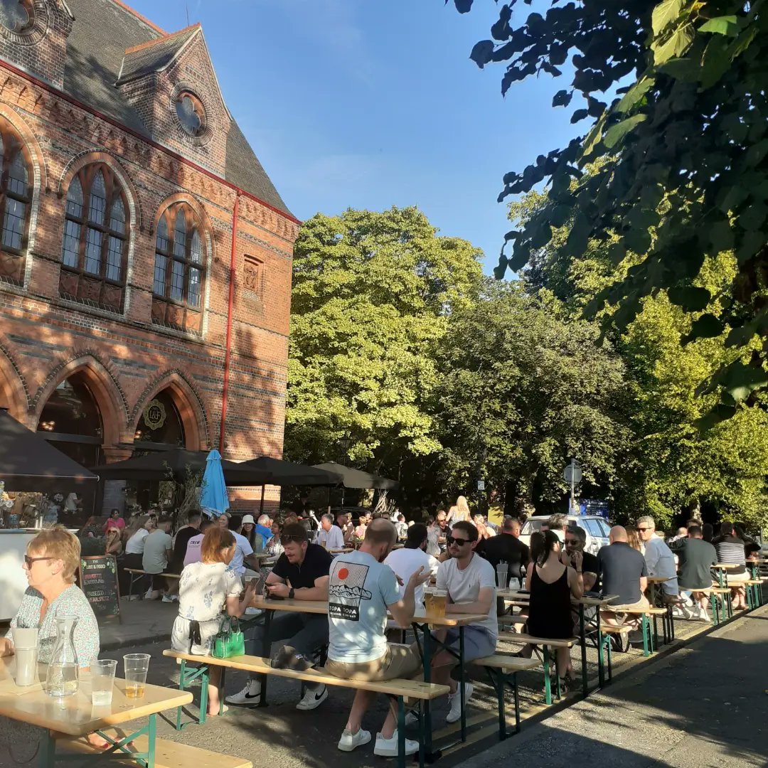 KnutsfordTown's tweet photo. Great to see so many of you out enjoying the sunshine 🌞 

There are still a few hours left to come down and try some of our local best while the weather lasts 🤩

#Knutsford #knutsfordlife #food #alfrescodining #alfresco #foodie #cheshirelife #cheshire #cheshireeats https://t.co/1ZFq2rrB8f