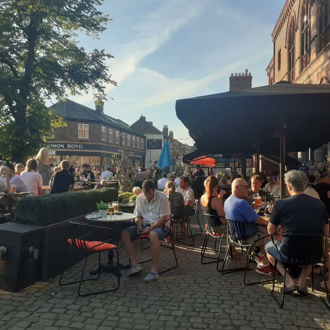 KnutsfordTown's tweet photo. Great to see so many of you out enjoying the sunshine 🌞 

There are still a few hours left to come down and try some of our local best while the weather lasts 🤩

#Knutsford #knutsfordlife #food #alfrescodining #alfresco #foodie #cheshirelife #cheshire #cheshireeats https://t.co/1ZFq2rrB8f