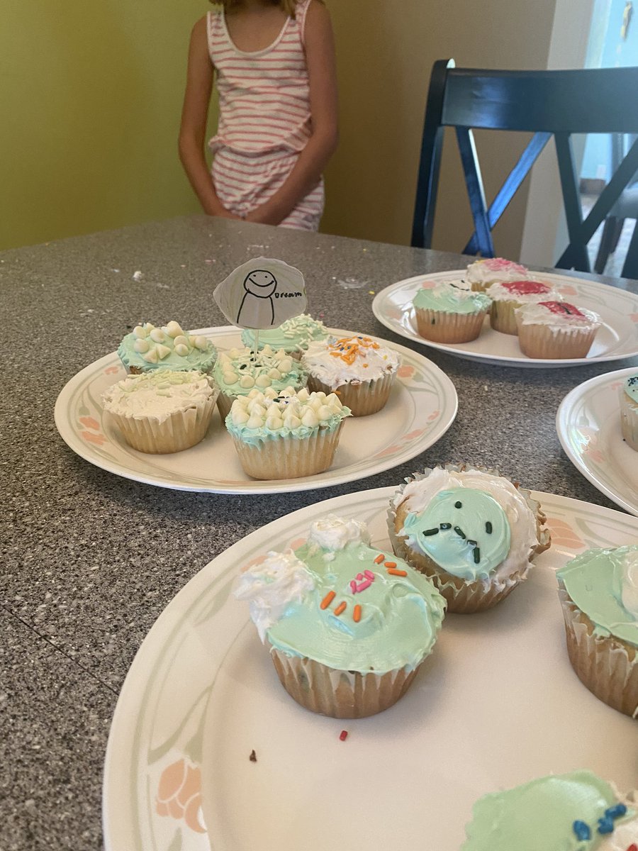 riverbrook_e's tweet photo. Happy birthday dream! Cupcakes year two feat. Technoblade because, in the words of the 12 year old, technoblade never dies https://t.co/MvTNetWQdi