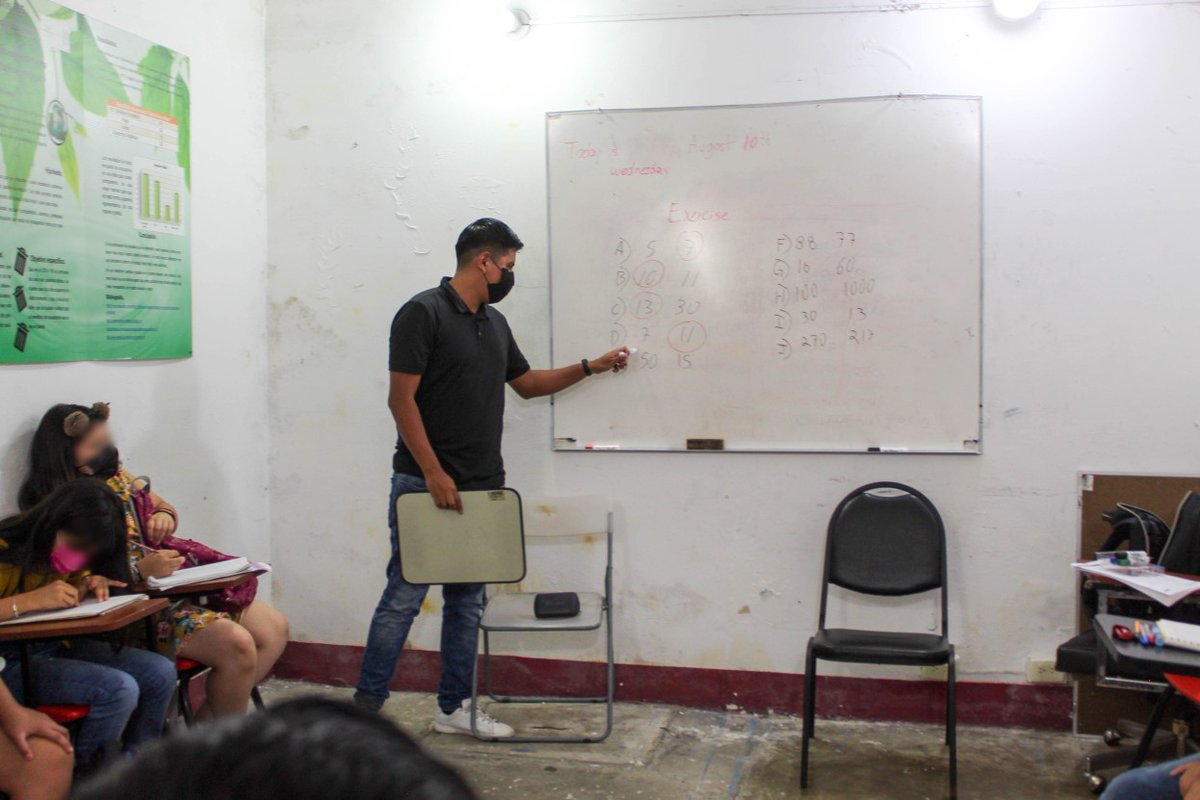 Tuve la oportunidad de saludar a las niñas y niños de 5° y 6° de primaria que acuden al Curso de Inglés que ofrece el Ayuntamiento, quiero felicitar al maestro Oswaldo Ríos, que de forma voluntaria imparte este curso, muchas gracias por apoyar a las niñas y niños coatepecanos.