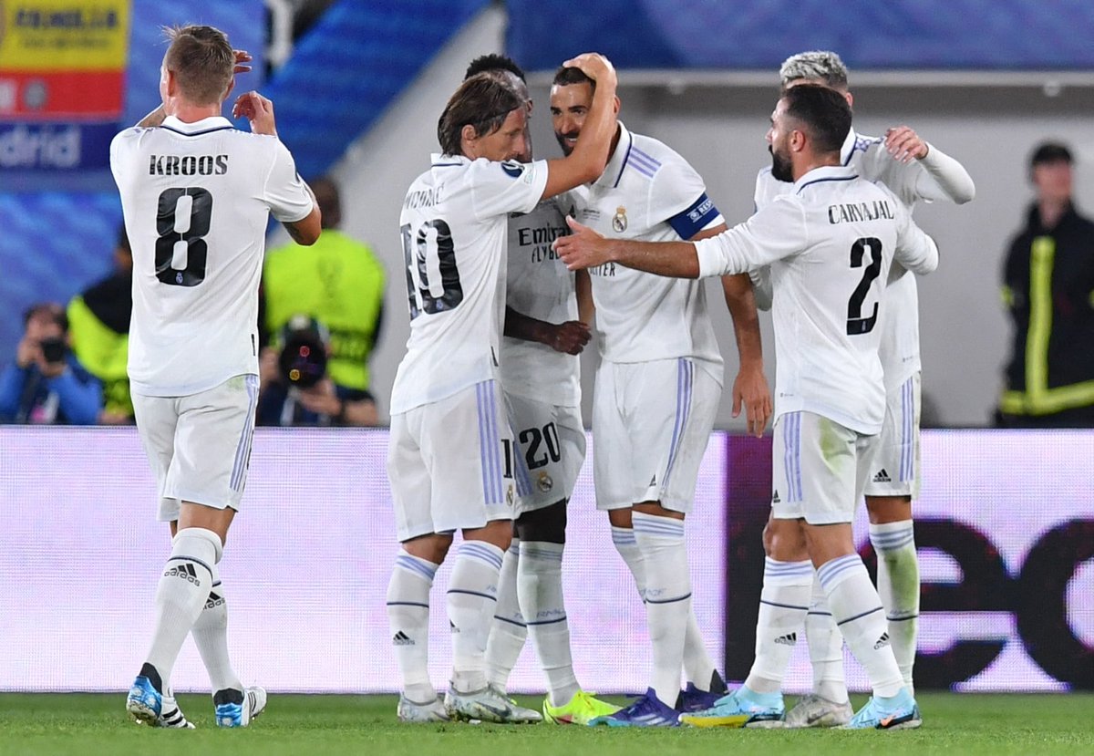 idextratime's tweet photo. #UEFASupercup 
FT : Real Madrid 2-0 Eintracht Frankfurt

⚽ Alaba 37'
⚽ Benzema 65'

MADRID JUARA PIALA SUPER EROPA! 🏆⚪ https://t.co/KRvhrnpRN7