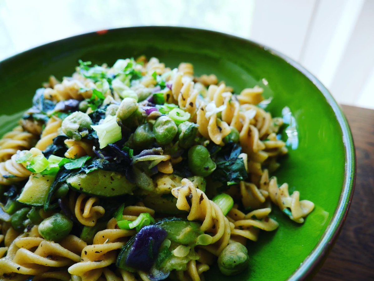 SmearedApron's tweet photo. Muffin tops! Let’s get into this Sunsets and carbs 😋!
Loaded veggie pasta w edamames, spinach, kale, red onions, zucchini, scallions & parsley 😋😋!!
#carbme #smearedapron #dontcrowdme #londoneats #foodie #fooding #lecker #foodlovers #bowlmore #foodbloggers #plateme #eatme https://t.co/I3GvHuITMa