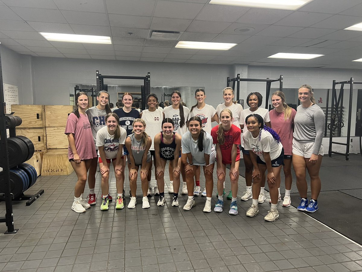LadyCavsBball1's tweet photo. Former Lady Cavs, Chloe Grace Savage and Bailey Gillies have been in the gym all week preparing for their upcoming college seasons. I snagged them in for a team pic after our workout today! Good luck girls as you head to Lincoln Memorial and Blue Mountain!! #ladycavs #always https://t.co/b5a00ogK5G