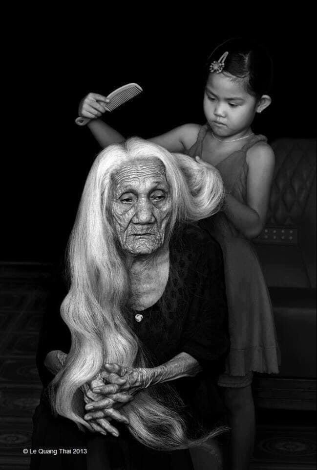 Nedir? dedim bu yaşamak.
Bir düş, dedi; bir kaç görüntü. 

/ Ömer Hayyam