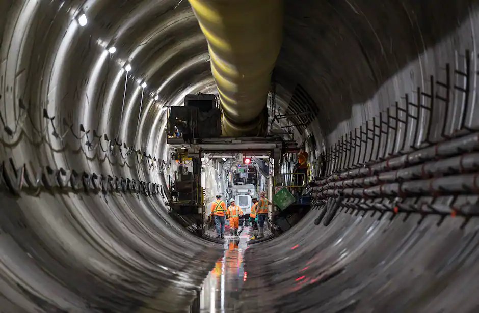 AeconGroupInc's tweet photo. Le tunnel de 2,5 km du @REMgrandmtl vers l'Aéroport Montréal-Trudeau est maintenant terminé! Ensuite, les rails et le système électrique installés à 35 mètres sous le sol. Nous sommes #AeconFier de #transformerletransportcollectif à Montréal. Bravo!
Crédit: #NouvLR #REM https://t.co/XcuTn46u6V