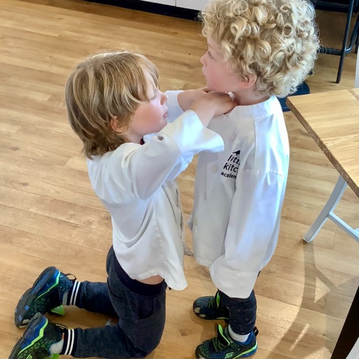 LittleKitchenA1's tweet photo. The #kindness we see in our students is so beautiful! Watching them is a wonderful reminder that we all need a little help sometimes and that we all have the power to help others ❤️
#LittleKitchenAcademy #HelpMeToDoItMyself #LearningThroughPlay #Kids #Independence #Montessori https://t.co/psD7aXpja4