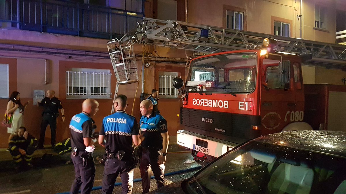 EmergenciaAvila's tweet image. [21:30] Por un incendio en una vivienda en Virgen de Covadonga, está interviniendo #bomberosAv, #PolicíaLocalAv y @policia 

Una persona está siendo asistida por @Salud_JCYL