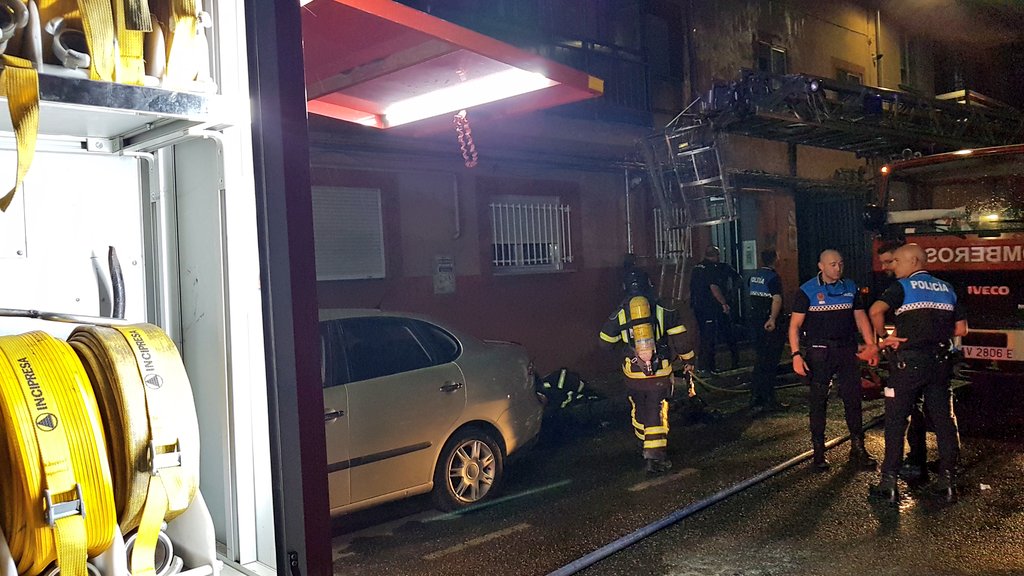 EmergenciaAvila's tweet image. [21:30] Por un incendio en una vivienda en Virgen de Covadonga, está interviniendo #bomberosAv, #PolicíaLocalAv y @policia 

Una persona está siendo asistida por @Salud_JCYL