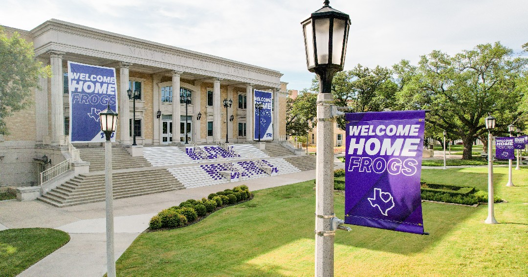 Getting ready to welcome our students like...👀 See you soon, Frogs!🎉
#TCU