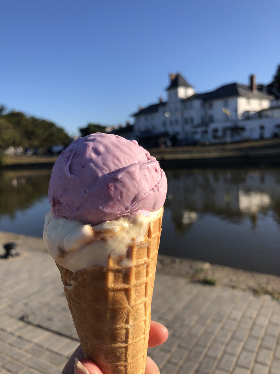 Neecie_26's tweet photo. A quick trip to Bude this evening. Feel lucky enough to be able to pop over on an evening like this. #Cornwall #Bude #Seaside #IceCreamStop #BritishHeatwave #MayHaveHadChipsToo https://t.co/KYgVaZUmne