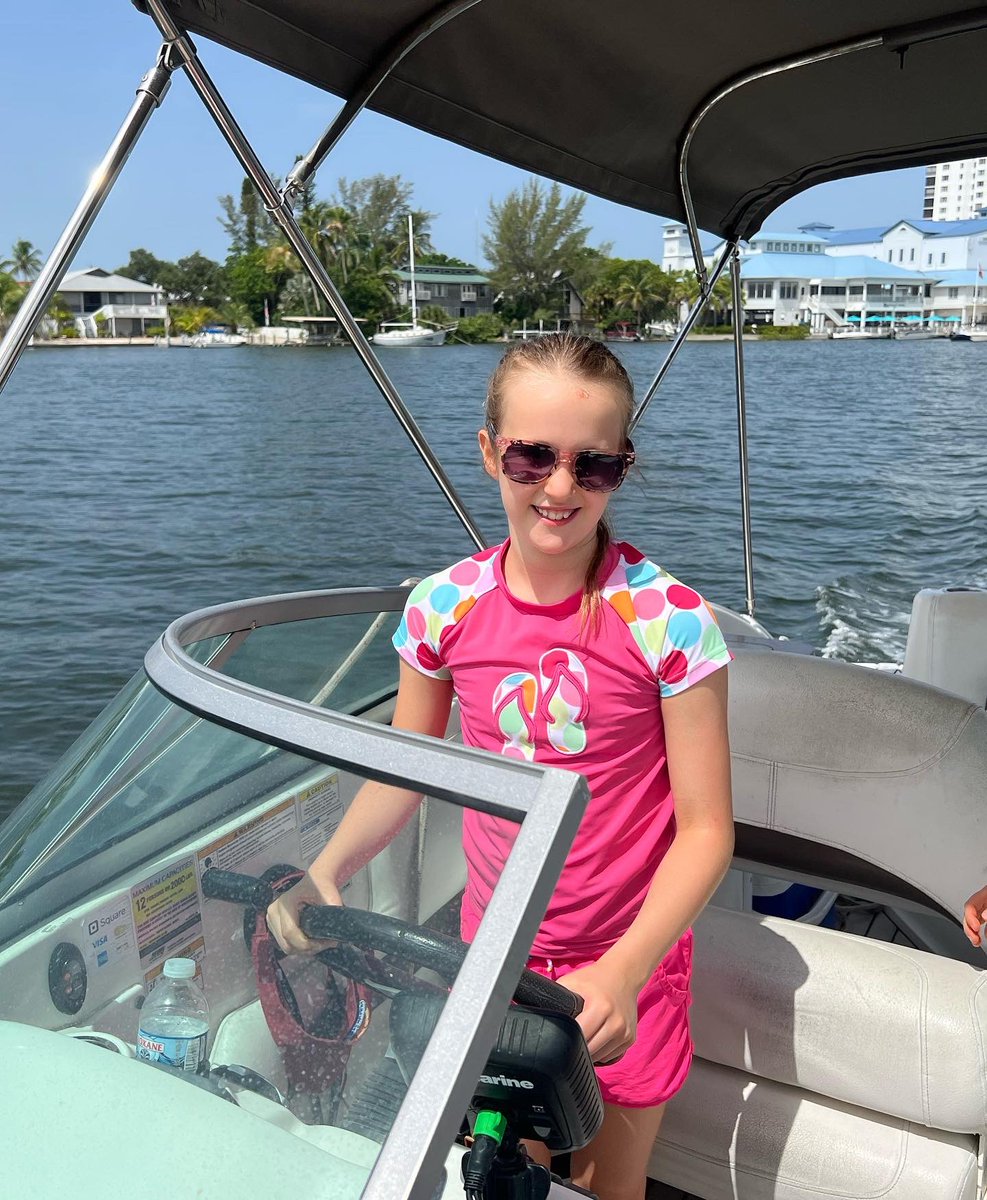 ccglaser's tweet photo. π€π We had a great time with our guests from the Chicagoland area today. Dodged some storms but found some dolphins. Making family memories is what we do! π¬ #boatcaptainrealtor #fortmyersrealestate #yourfavoriterealtor #yourdayonthewater https://t.co/qjxKJOW9yN