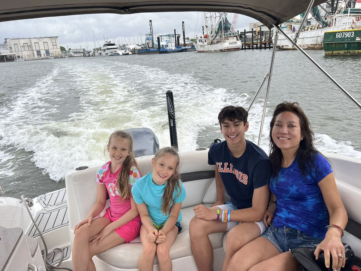 ccglaser's tweet photo. π€π We had a great time with our guests from the Chicagoland area today. Dodged some storms but found some dolphins. Making family memories is what we do! π¬ #boatcaptainrealtor #fortmyersrealestate #yourfavoriterealtor #yourdayonthewater https://t.co/qjxKJOW9yN