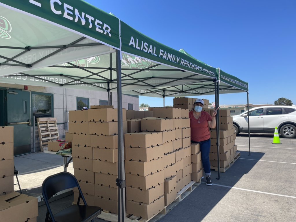 AlisalUSD's tweet photo. Free food boxes at Alisal FRC! Come until 3pm at Williams and Del Monte! Venga por su caja de comida gratis at Centro de Recursos Alisal en la esquina de Williams y Del Monte! Hasta las 3pm. https://t.co/obo1dwqRja