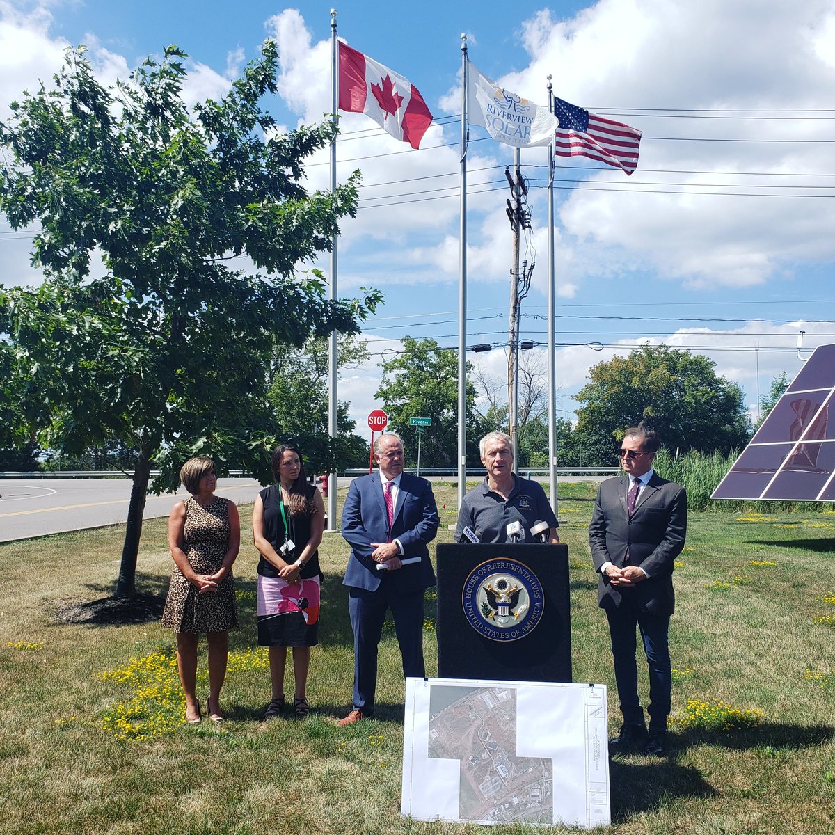MayorSeanRyan's tweet photo. Joined @RepBrianHiggins, @140thBill, and Town of Tonawanda officials to announce $2 million in federal and local funds to add dedicated bike lanes and sidewalks all the way through Riverview Solar Technology Park.

A great investment in safety and community connectivity! https://t.co/HVDBY0zoUc