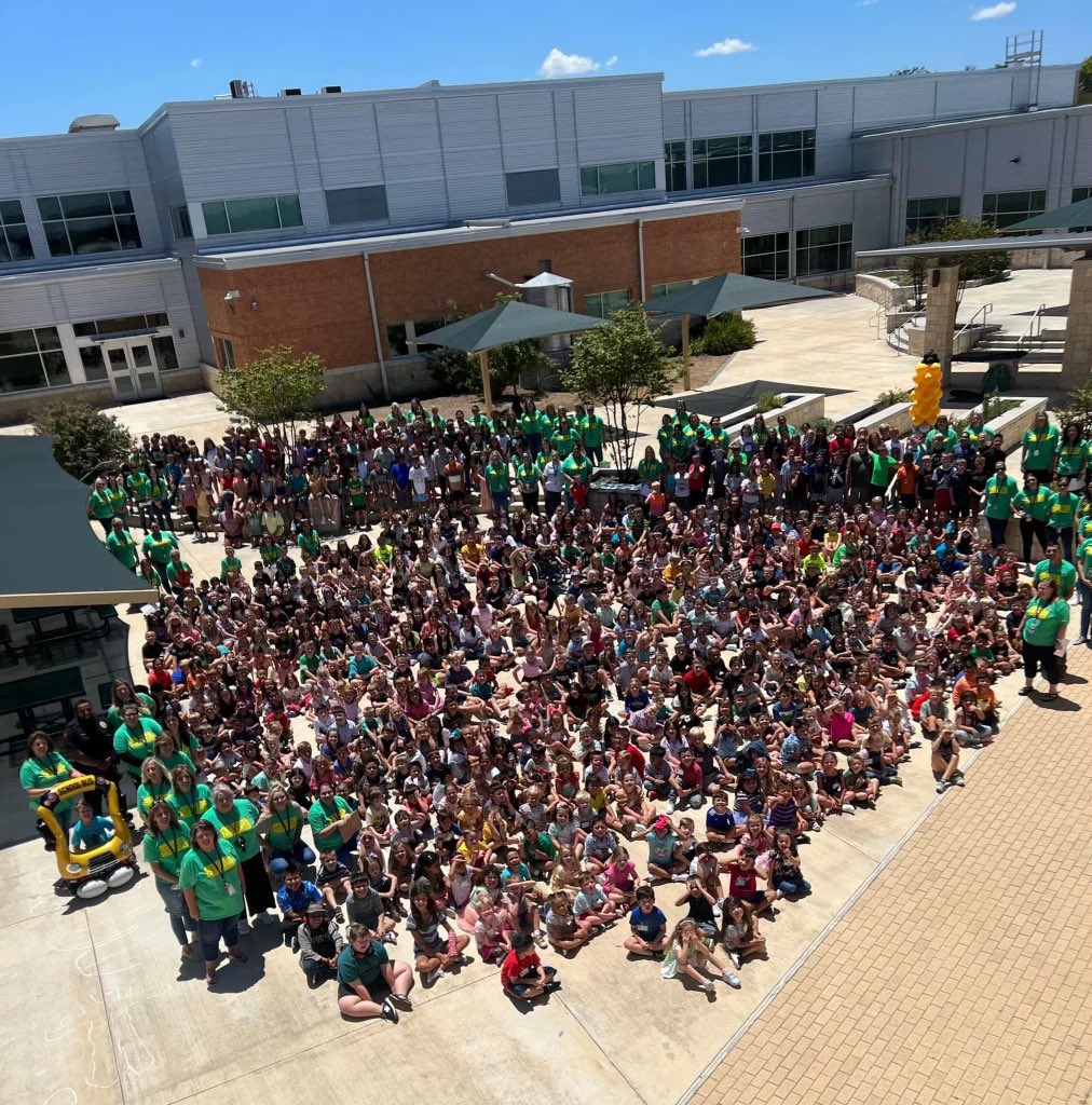 Drtprice's tweet photo. #boerneisdfirstday The Fabra Elementary First Day Family picture—WOW! https://t.co/I77F2ikWsz