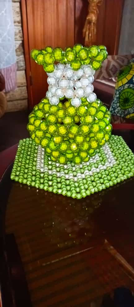 zeghoyems's tweet photo. Pot sur du sous pots tout en perles https://t.co/GBJ8ZRvd6c
