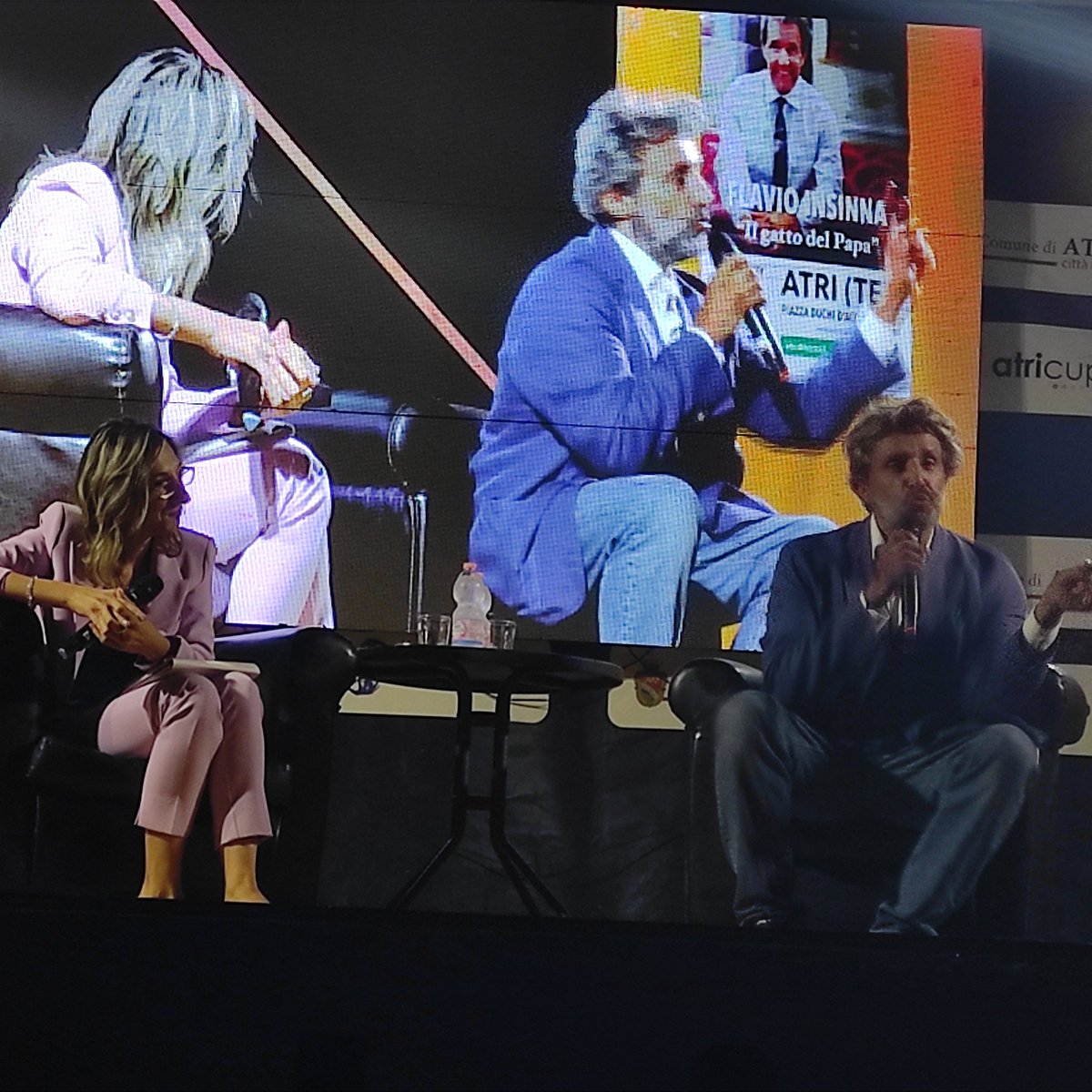 PanariellinaIda's tweet photo. "Saremo giudicati sui silenzi quando invece non dovremmo mai smettere di scender in piazza per dire BASTA alla GUERRA ed abbracciare la PACE" da pelle d'oca questa sera ad #AtriCup @insinnaflavio #AtriIncontra https://t.co/nNnwmAbLUt