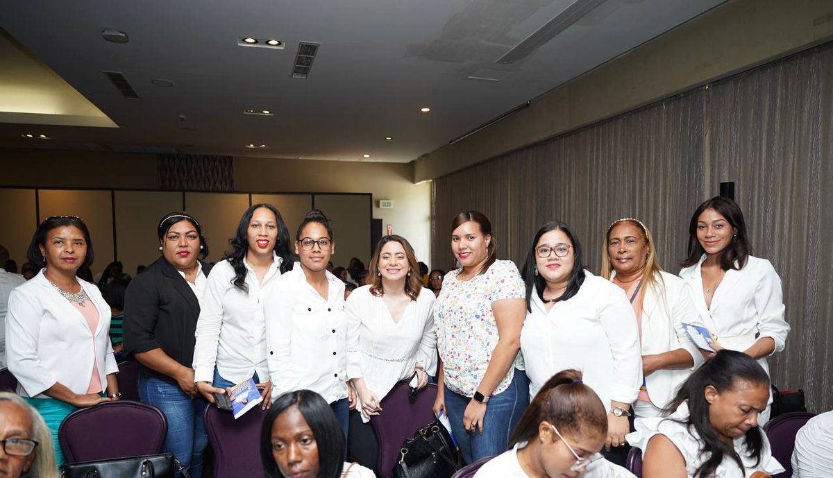 GloriaReyesG's tweet photo. Aquí estoy con las mujeres del Partido Revolucionario Moderno (@PRM_Oficial), apoyando la candidatura de mi amiga Daris Sánchez (@daris_sanchez), en un acto con el Frente de Mujeres Perremeístas. 

#DarisPresidentaMujeresPRM https://t.co/RXWw5s1aLz