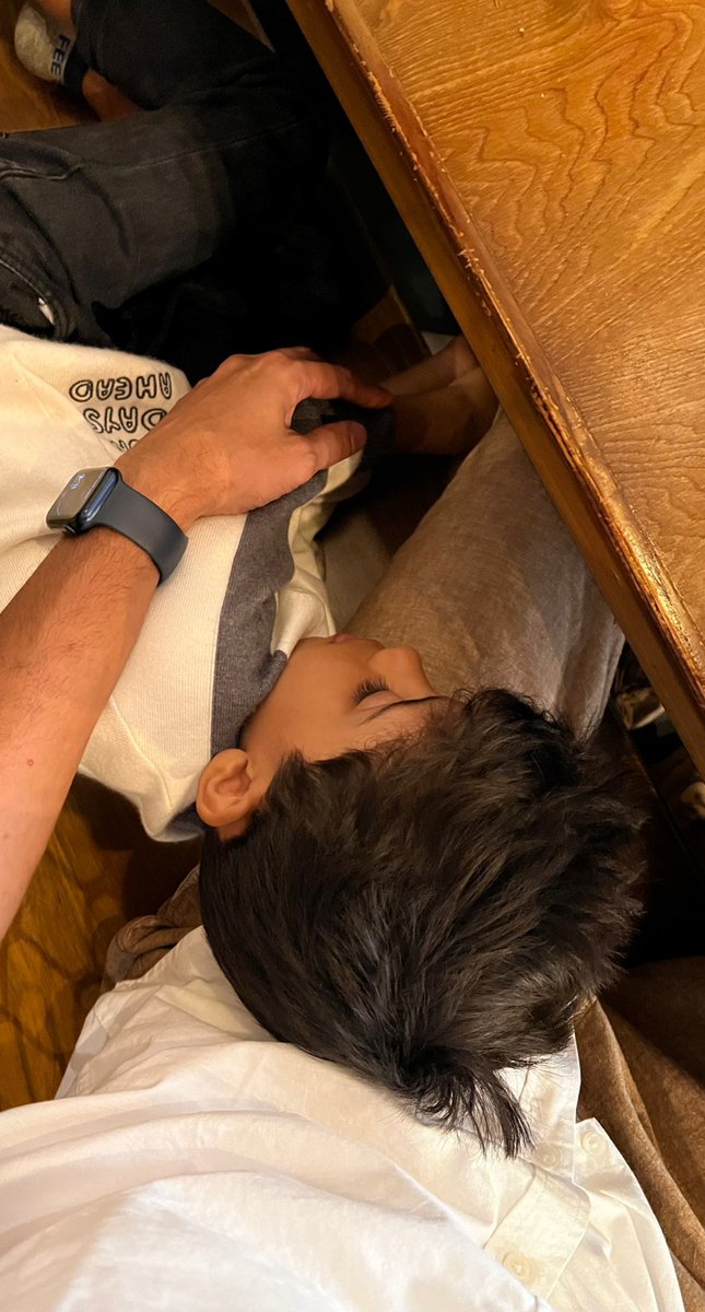 عزام بعمر ٤ شهور .. عزام بعمر ٥ سنوات ❤️          ياااااه السنين تركض.. وتتذكر تفاصيلها ولحضاتها الحلوه ..( وثقوا هلحضات ) 📷❤️ لان مافي اجمل من هشعور .. 🥹🙆🏻