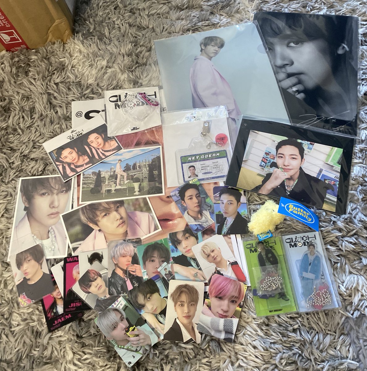 felixocity's tweet photo. thank you so sooo much for not only hosting these gos + the stock sales but endlessly working hard (っω⊂)!! everything arrived safely and quickly (´▽`ʃƪ) also i bet u cant guess my bias ( •̀∀•́ )✧ @markgeoleeee #markgeoleeeefb https://t.co/acOrlw0bJ2
