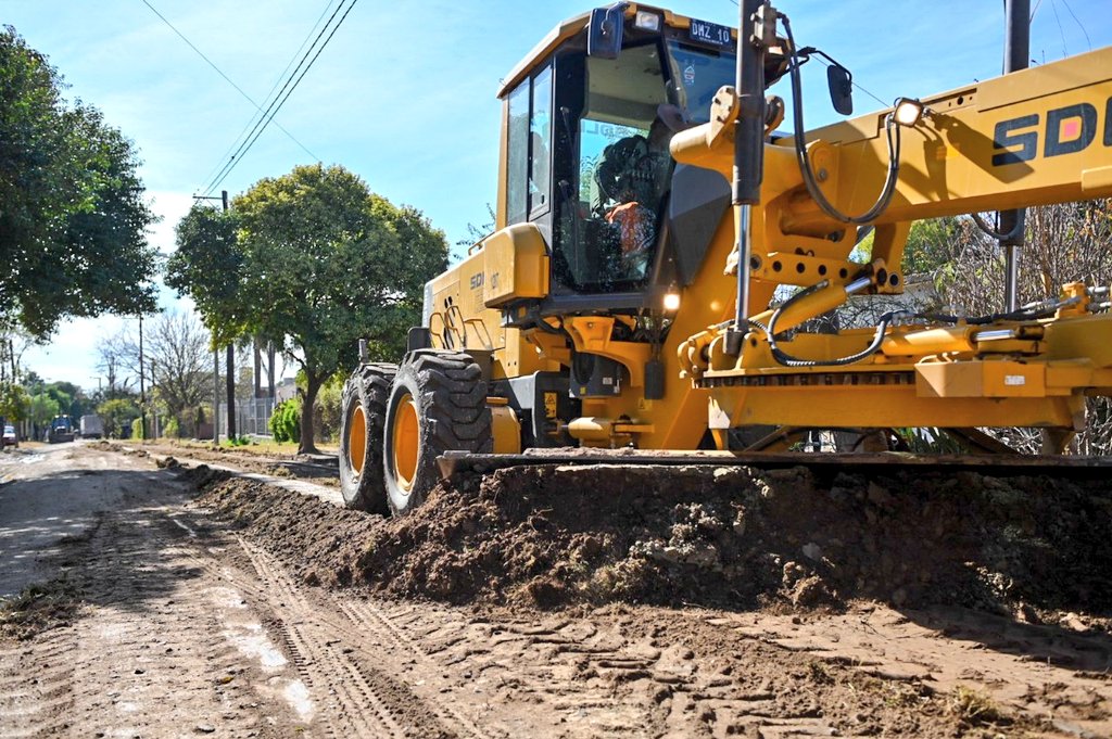 MartinLlaryora's tweet photo. ¡Qué bueno ver maquinaria vial trabajando en Los Boulevares! Hace apenas unos días anunciábamos la pavimentación de 151 cuadras en este barrio. Vecinos, pymes y comercios se beneficiarán con esta infraestructura que la comunidad espera tras 17 años de insistentes reclamos. 👌🏼 https://t.co/cLCfYAvUZ9