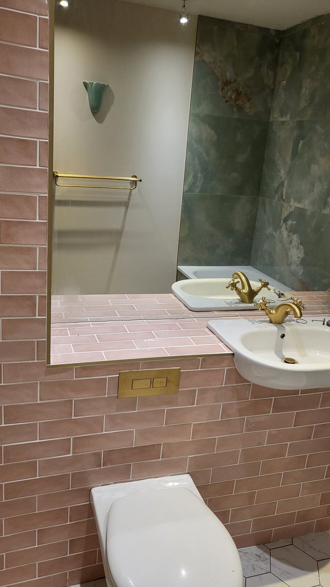 HussyOsman's tweet photo. My new bathroom has kinda turned out okay #DIY #capietra https://t.co/DNeAKrsYi0