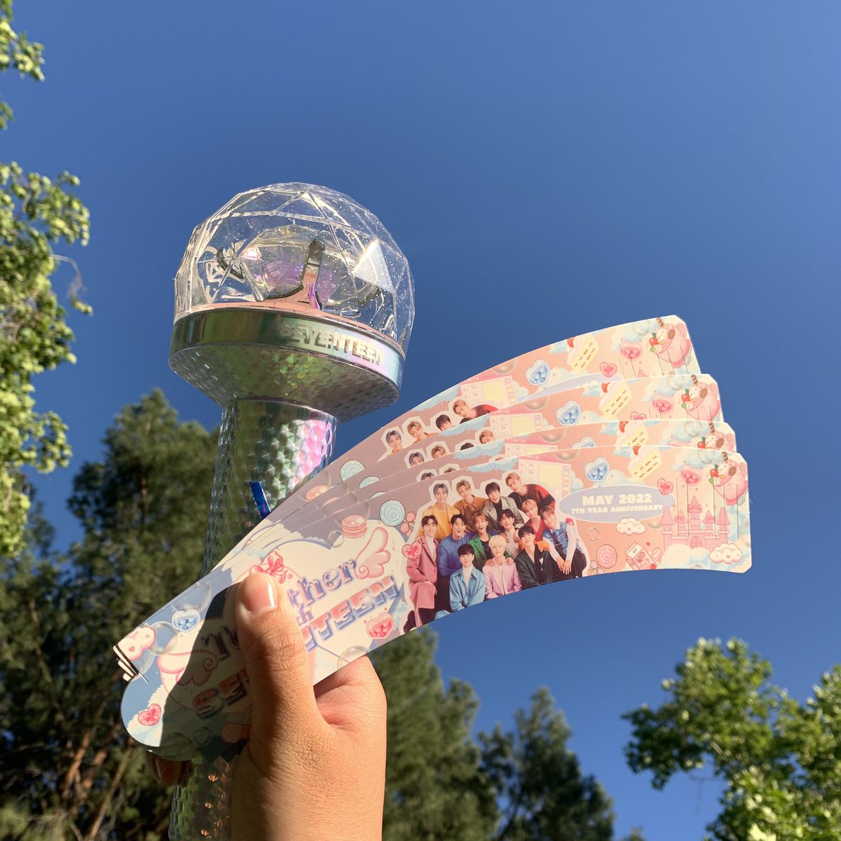 KPOPKUPS's tweet photo. hi carats!! KPOPKUPS will be handing out cupsleeves,banners and cards at the BE THE SUN LA stop! 🌸❤️ will update the time/area where we will be handing them out!

#BETHESUNinLA #BETHESUNIinLosAngeles 
#CARAT https://t.co/J5UISPcYEd