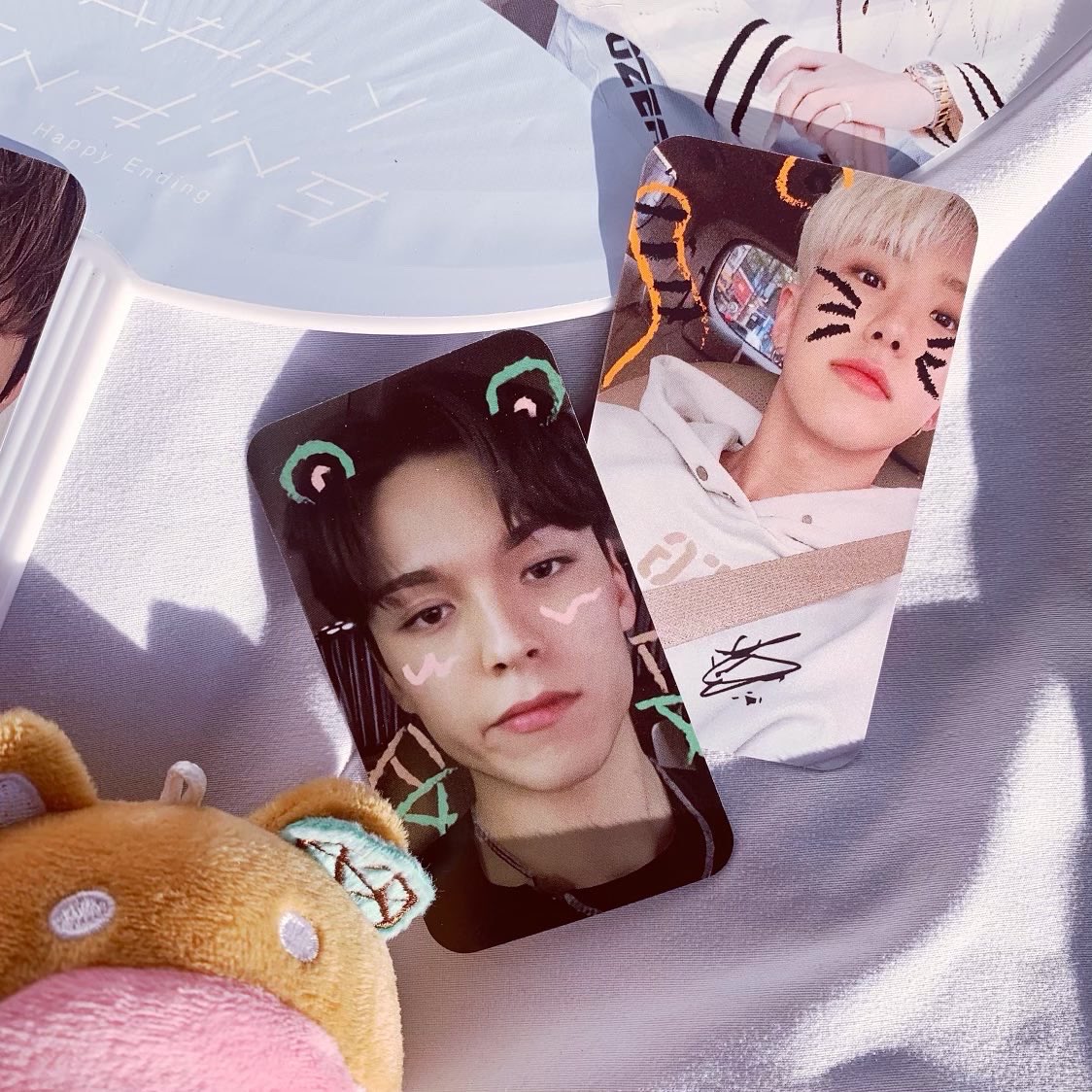 KPOPKUPS's tweet photo. hi carats!! KPOPKUPS will be handing out cupsleeves,banners and cards at the BE THE SUN LA stop! 🌸❤️ will update the time/area where we will be handing them out!

#BETHESUNinLA #BETHESUNIinLosAngeles 
#CARAT https://t.co/J5UISPcYEd