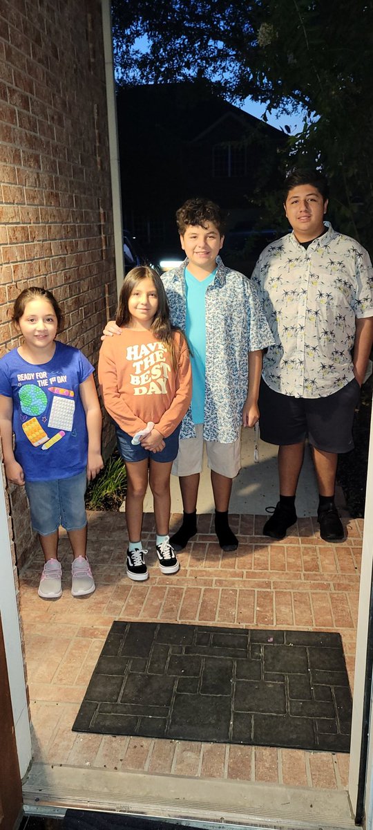 #KleinFirstDay <a href="/KleinISD/">Klein ISD</a>
❤️ 💙 💜 💚
2 Fox Cubs (3rd &amp; 4th)
1 Schindewolf Timberwolf (7th)
1 Klein Collins Tiger (10th)
Praying protection, safety, and lots learning over my kiddos!