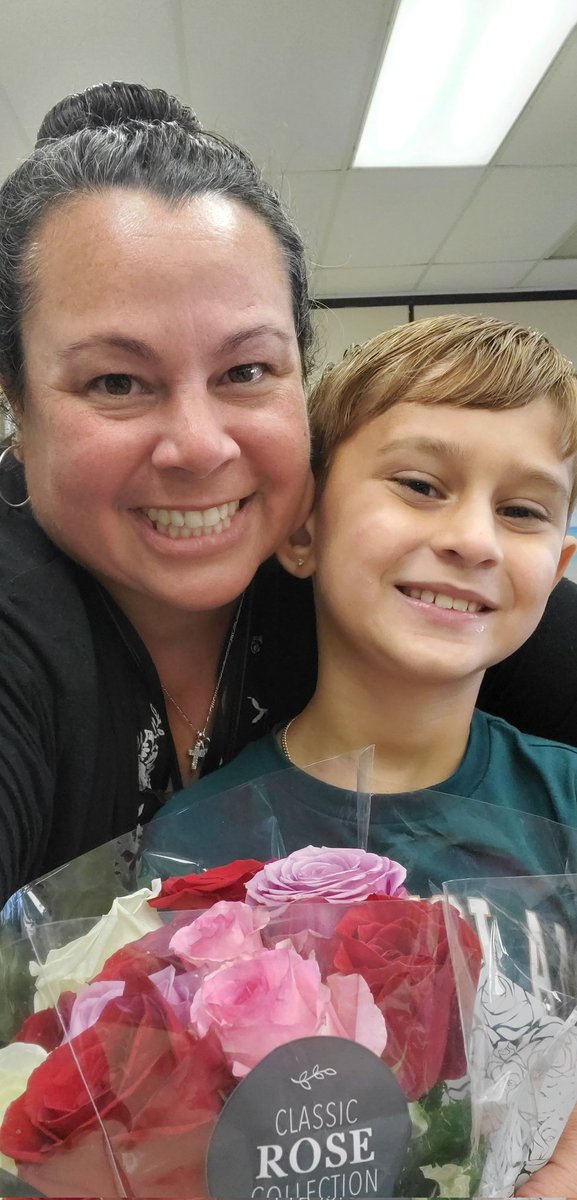 LaheraLegends's tweet photo. This young man made my day today with his beautiful roses! 🌹 Forget apples 🍎for the teacher...roses should be the new norm. 😉 And a former student stopped by to give me this beautiful keychain! 🥰
#StartingTheYearOffRight 😍 @FreOwls @CitrusSchools https://t.co/BfpRRAbHHt