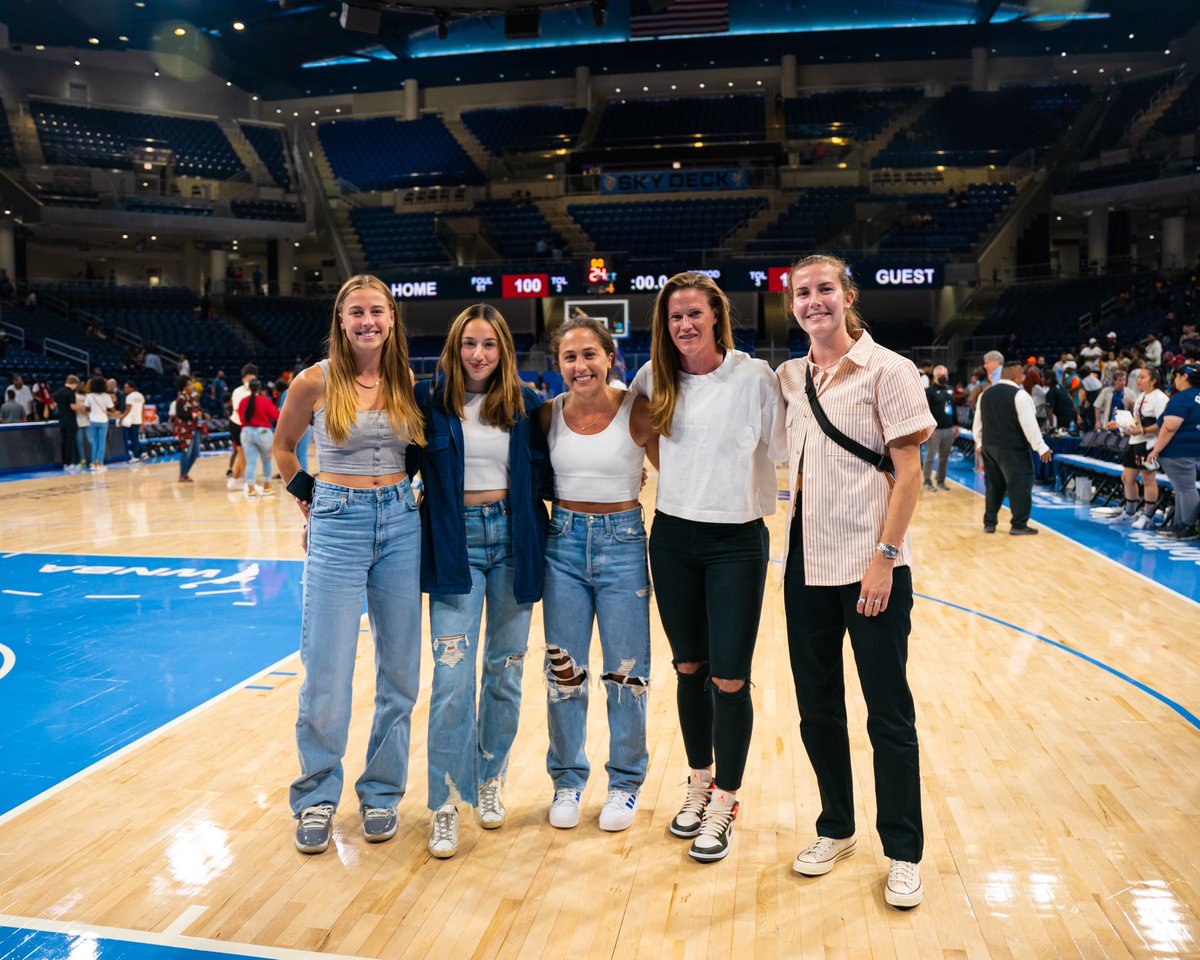 🎵The (red) stars are in the building, Their hands are to the ceiling🎵 Thanks for coming out last night, @chicagoredstars!