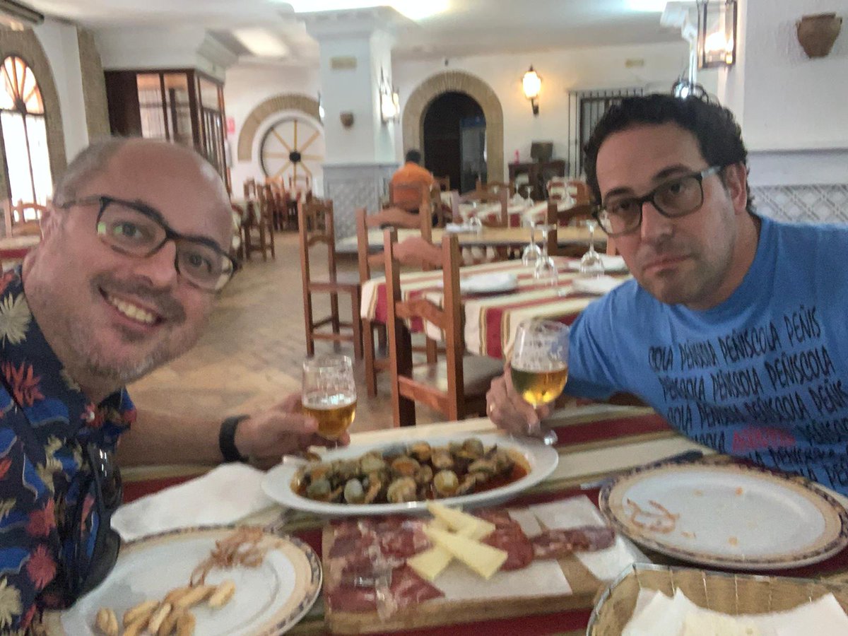 MANUEL_MANUEL28's tweet photo. Por fín y después de 2 años volvemos a nuestro tradicional almuerzo #carne #almejas #cerveza #vino #mojopicon #papasarruga #compadres #familia https://t.co/eQi56YMprl
