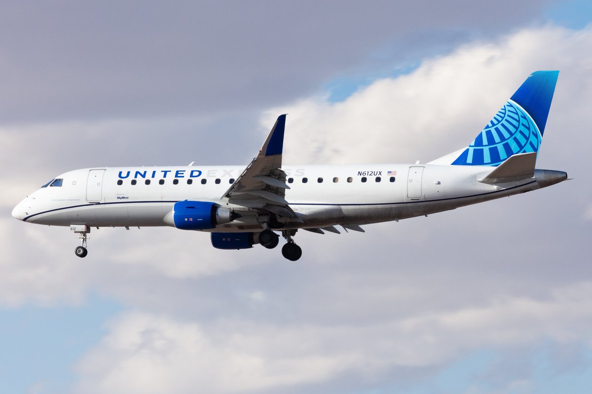 PhoenixSpotting's tweet photo. @united brining in their evo blue E175!

@PHXSkyHarbor https://t.co/ZF3HjM7oAU