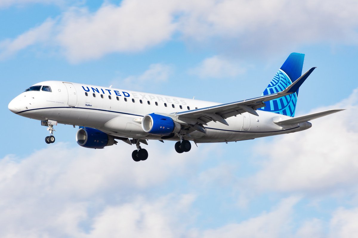 PhoenixSpotting's tweet photo. @united brining in their evo blue E175!

@PHXSkyHarbor https://t.co/ZF3HjM7oAU
