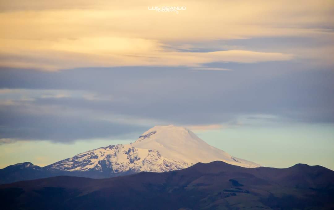 LuChArtE's tweet photo. Atardeceres de verano. Volcán Cayambe. San Juan, Quito, Ec.  🇪🇨

 #Ecuador #viajaprimeroecuador #allyouneedisecuador #Cayambe #UIO #EC #Verano #Sunset #skylovers https://t.co/F3KSYnNK5W