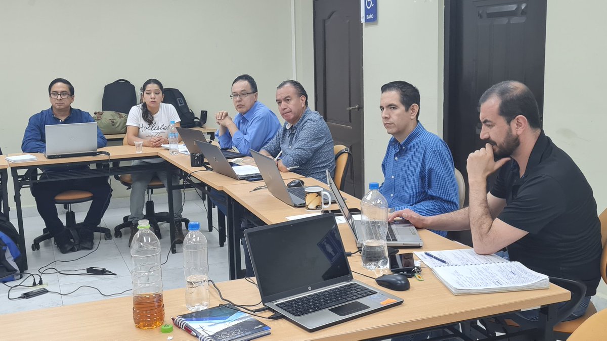 TermogasMachala's tweet photo. Equipo de la Dirección de Generación de @CELECEPOficial junto al Gerente de Unidad @FidelChuchuca revisan con el personal técnico la planificación de los mantenimientos de las unidades de generación del parqué térmico. @TermogasMachala.  #EnergíaConPropósito https://t.co/U5ql21IuES