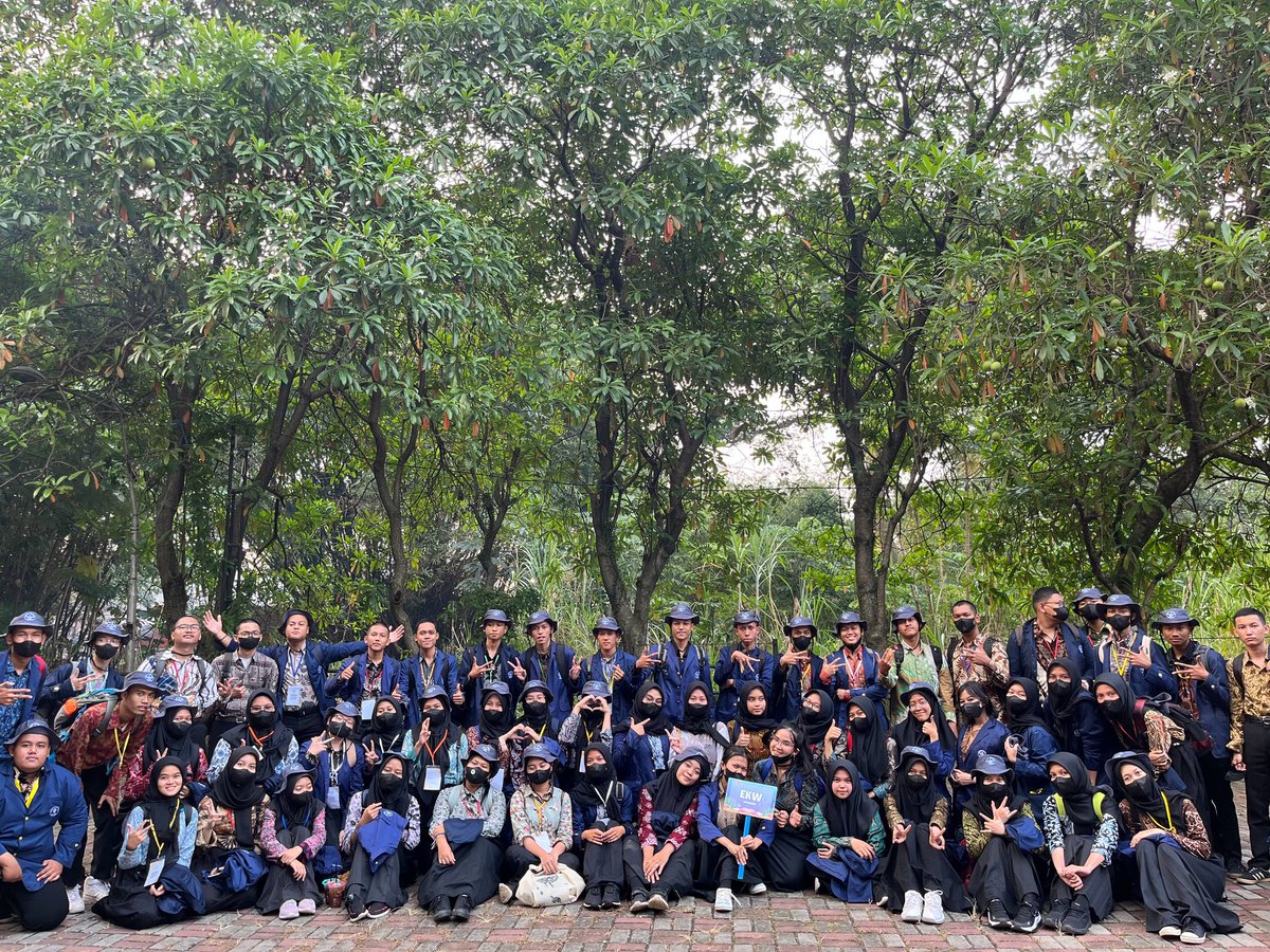 syalmacahyaa's tweet photo. MPKMB IPB KEREN BGT!! banyak pelajaran yang dapat diambil dari mulai tugas2 online nya sampai pertemuan offline nya. Biarpun cape tapi semuanya terbayarkan. Bangga banget jadi bagian dari IPB😍 #VOKASIIMPACT #MPKMB59SVIPB #IPBDIGDAYA #TheGlimpseStoryofGatamalaAgrinawa https://t.co/x727CMUXyZ