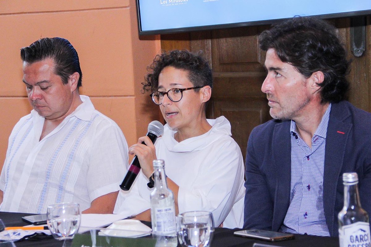 Mich_fridman's tweet photo. Presentamos la 12a edición del festival gastronómico Morelia en Boca en el cual @YucatanTurismo será estado invitado.
Fue un honor reencontrarme con la cocinera tradicional Benedicta Alejo y con la chef Mariana Valencia, quienes trajeron su talento a la cocina de @Kuukrestaurant https://t.co/boI4WDmokj